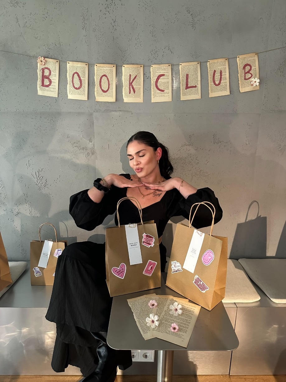 Franzi mit More Than Books Taschen unter einer Book-Club-Girlande