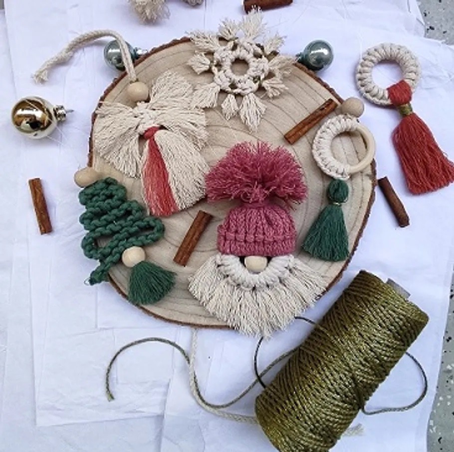 Kleine Makramee-Anhänger als Tannenbaum, Engel und Wichtel in Naturweiß, Grün und Rot