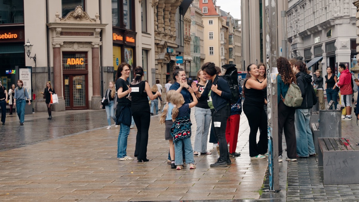 Die Follow the Beat Gruppe begegnet Passantinnen und Passanten in der Leipziger Innenstadt